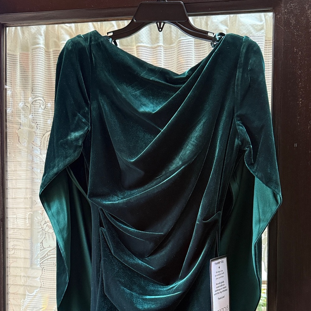 🆕 Elegant Green Velvet Cape Dress 🆕